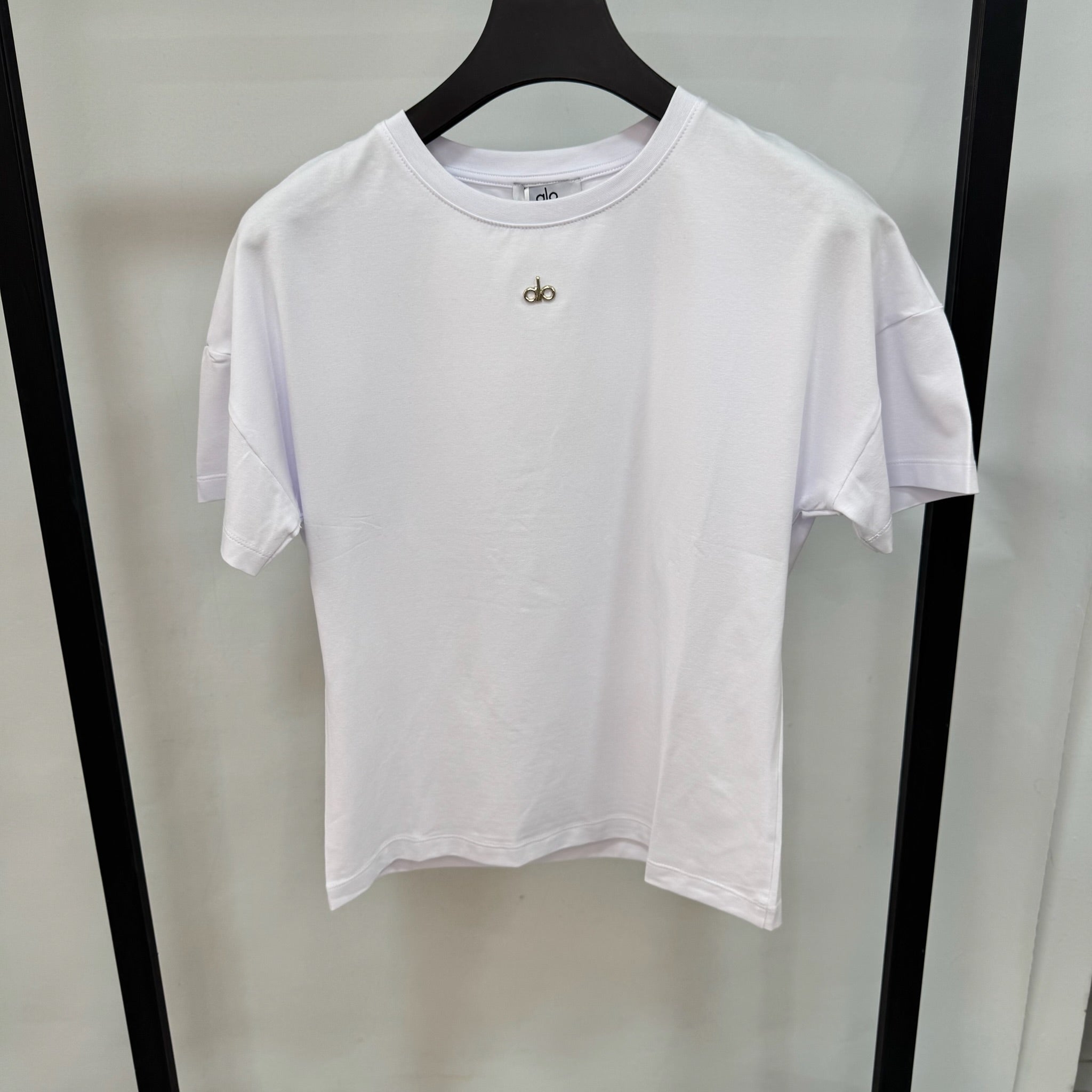 Alo Yoga Gold Logo Luxury T-shirt (White)