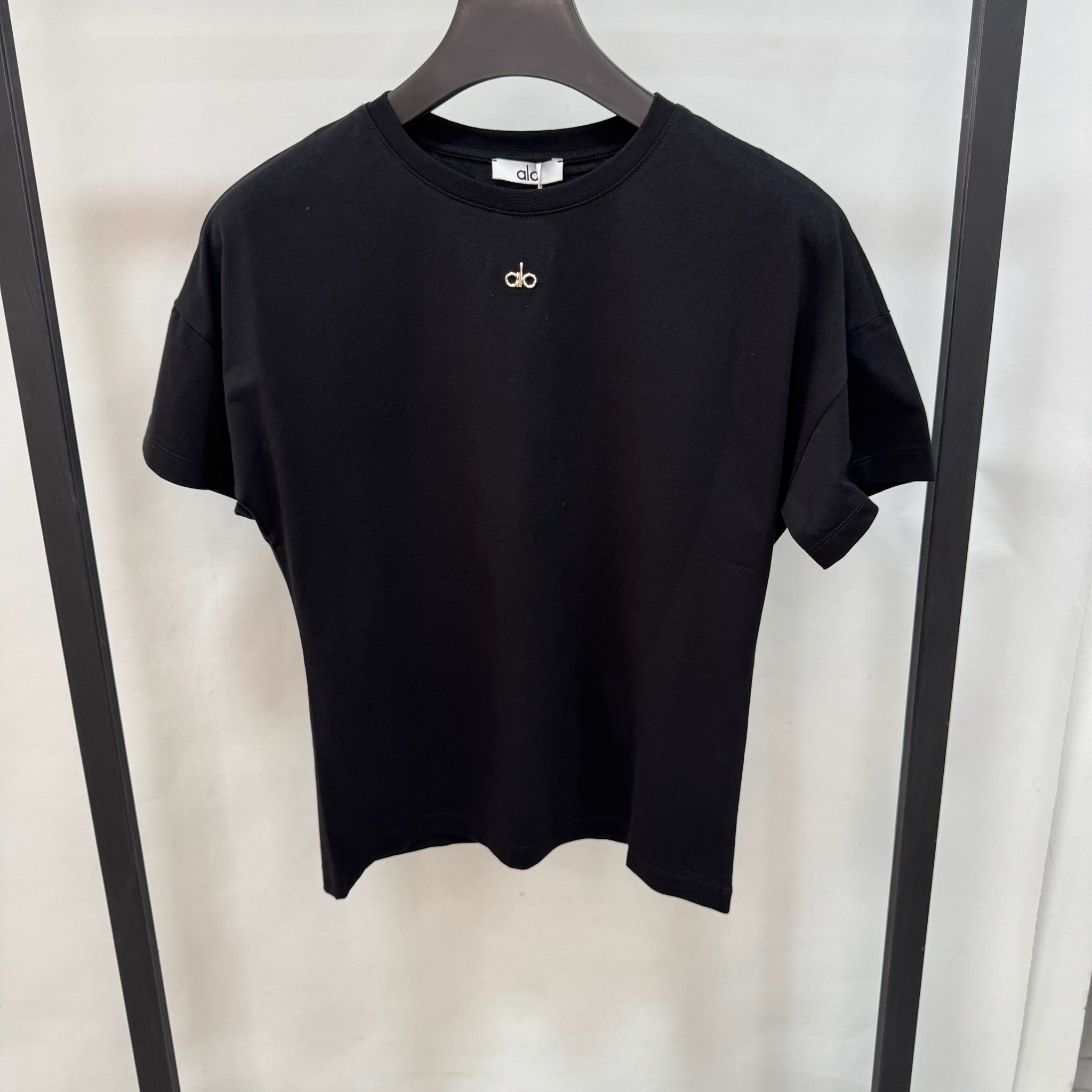 Alo Yoga Gold Logo Luxury T-shirt (Black)