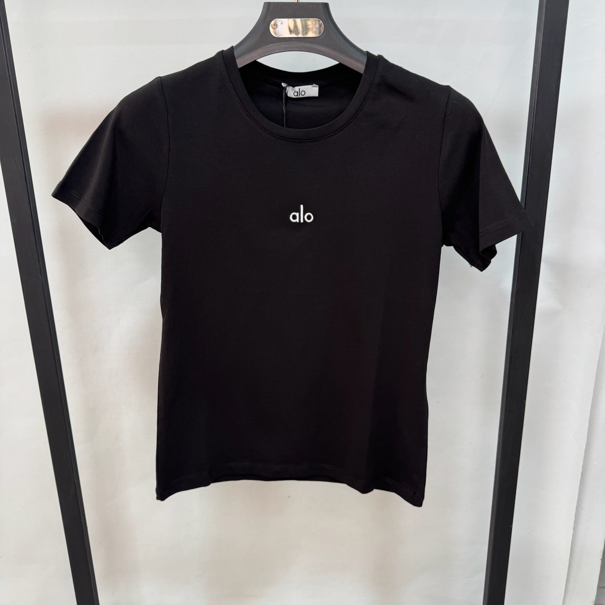 Alo Yoga Embroidered Logo T-shirt (Black)