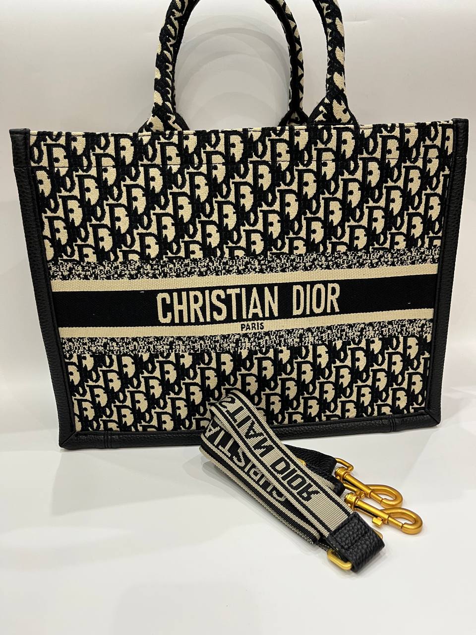 DIOR ΤΣΑΝΤΑ ΜΕ ΔΕΡΜΑΤΙΝΕΣ ΛΕΠΤΟΜΕΡΕΙΕΣ